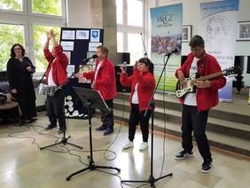 Pokaż zdjęcie: Na zakończenie jubileuszowego spotkania wystąpił zespół „Grześki” z WTZ Jędrzejów, długo oklaskiwany przez widownię.