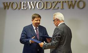 Pokaż zdjęcie: Prezes Funduszu i marszałek województwa łódzkiego przkazują sobie dokumenty