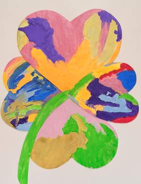 Pokaż zdjęcie: Praca przedstawiajca namalowaną kolorową koniczynę