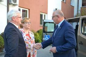 Pokaż zdjęcie: Symboliczne przekazanie samochodów