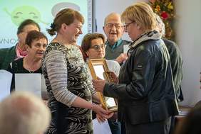 Pokaż zdjęcie: Podopieczni Fundacji wręczyli dyrektor Marcie Mordarskiej podziękowania 