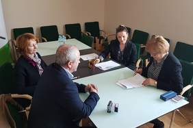 Pokaż zdjęcie: Marta Mordarska, Dyrektor Małopolskiego Oddziału PFRON podpisuje z Przedstawicielami Spółdzielni Inwalidów Karpaty  umowę o refundację dodatkowych kosztów wynikających z zatrudnienia osób niepełnosprawnych