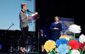 Pokaż zdjęcie: Przekazanie gratulacji przez Joannę Kołdras - przedstawiciela Małopolskiego Oddziału PFRON