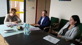 Pokaż zdjęcie: Od lewej: dyrektor Marta Mordarska, wicedyrektor SOSW Jerzy Turek oraz dyrektor SOSW Teresa Jaszczyńska