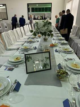 Pięknie udekorowany stół, czeka na gości