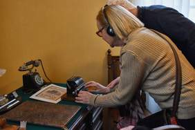 Pokaż zdjęcie: Ekspozycja w Muzeum Narodowym Rolnictwa i Przemysłu Rolno-Spożywczego w Szreniawie dla osób z wadą wzroku