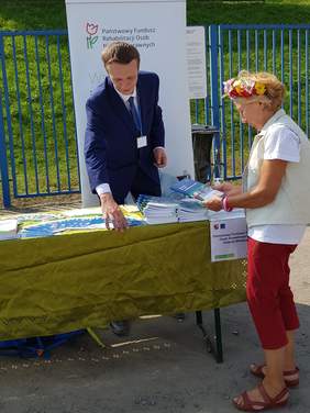 Pokaż zdjęcie: Stoisko Oddziału Wielkopolskiego PFRON podczas Wielkiego Pikniku Aktywności i Pasji w Lesznie