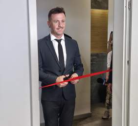 Uroczyste przecięćie czerwonej wstęgi symbolizujące otwarcie Centrum