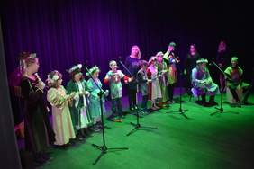 Pokaż zdjęcie: Młodzież w starodawnych strojach szlacheckich