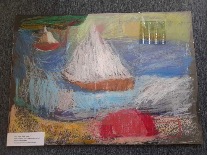 Pokaż zdjęcie: Zdjęcie obrazu przedstawiającego łódkę na jeziorze