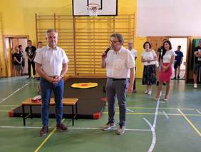 Fotografia z uroczystego otwarcia Spartakiady w ramach XXII Opolskich Dni Osób Niepełnosprawnych, w hali sportowej stoją Dyrektor Zespołu Szkół Specjalnych w Opolu -  Pan Marek Wróbel oraz Dyrektor Oddziału Opolskiego PFRON – Pan Łukasz Żmuda