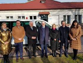 Pokaż zdjęcie: Pamiątkowe zdjęcie uczestników uroczystości 