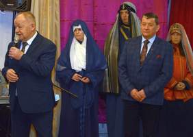 scena z misterium męki pańskiej, aktorzy w strojach adekwatnych do epoki