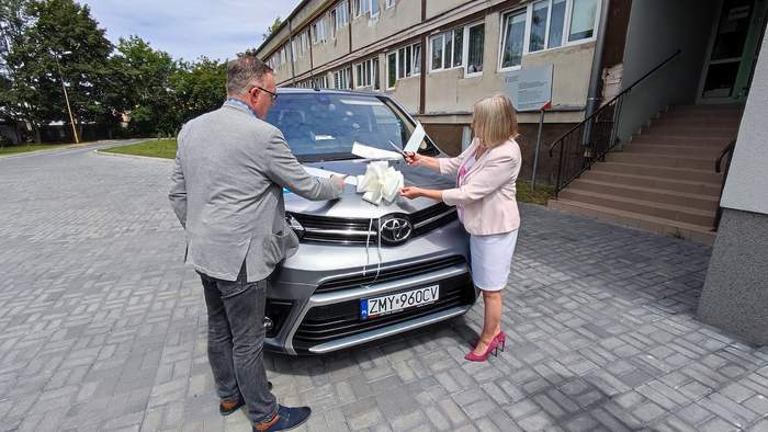 Pokaż zdjęcie: Uroczyste przecięcie wstęgi na mikrobusie w trakcie uroczystości