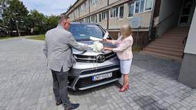 Pokaż zdjęcie: Uroczyste przecięcie wstęgi na mikrobusie w trakcie uroczystości