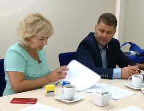 Przedstawiciele Starostwa Powiatowego w Prudniku podpisują umowę o refundację kosztów wyposażenia stanowiska pracy osoby niepełnosprawnej