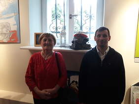 Pokaż zdjęcie: Autorzy wspaniałego hełmu prezentują swoje dzieło