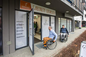 Pokaż zdjęcie: Wejście do gabinetów lekarskich