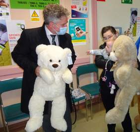 Pokaż zdjęcie: Senator Krzysztof Słoń przekazuje misia dziecku