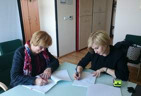 Pokaż zdjęcie: Marta Mordarska, Dyrektor Małopolskiego Oddziału PFRON oraz Monika Cyboran-Trzebińska, Prezes Fundacji Sustinae