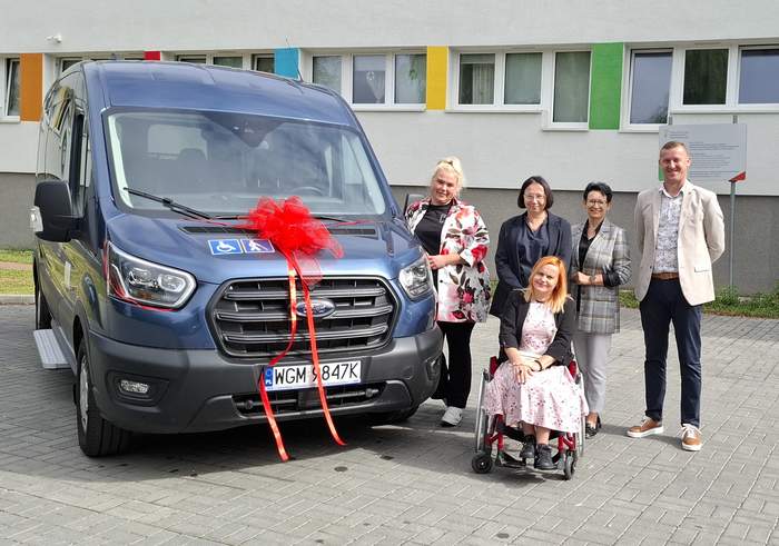 Pokaż zdjęcie: Na zdjęciu nowy, niebieski mikrobus, 