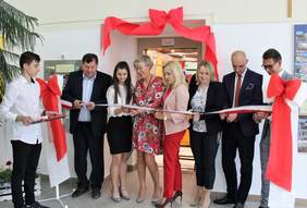 Pokaż zdjęcie: Uroczyste przecięcie wstęgi przed wejściem do windy