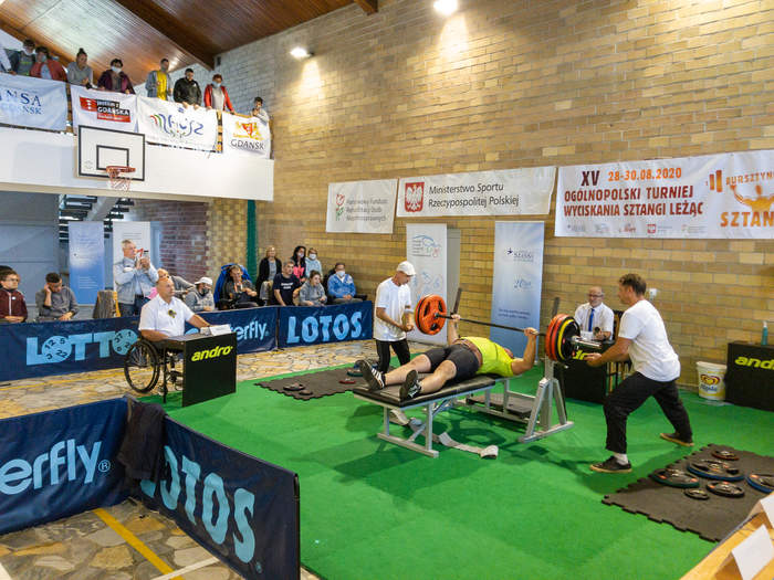 Pokaż zdjęcie: XV Ogólnopolski Turniej Wyciskania Sztangi Leżąc Ostrów Mausz - zawodnik podnosi sztangę