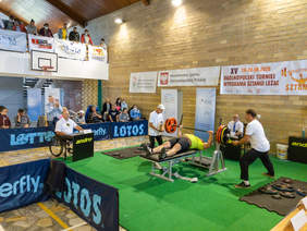 Pokaż zdjęcie: XV Ogólnopolski Turniej Wyciskania Sztangi Leżąc Ostrów Mausz - zawodnik podnosi sztangę