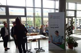 Pokaż zdjęcie: Stoisko informacyjne Oddziału Wielkopolskiego PFRON