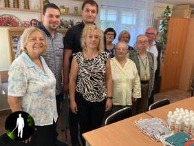 Pokaż zdjęcie: Spotkania z członkami Stowarzyszenia WMW Wspólnie Można Więcej i przekazanie pakietów ochrony osobistej - na zdjęciu przedstawiciele Fundacji NWP oraz członkowie Stowarzyszenia. Na pierwszym planie przekazywane pakiety