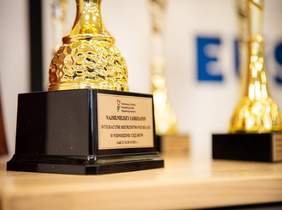 Pokaż zdjęcie: na zdjęciu złote puchary z logo PFRON 