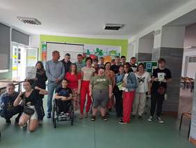 Pokaż zdjęcie: Pamiątkowe zdjęcie uczestników konferencji.