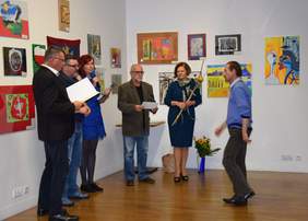 Pokaż zdjęcie: Wręczanie nagrody laureatowi konkursu