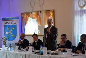 Pokaż zdjęcie: Przywitanie gości przez Starostę Powiatu Częstochowskiego 