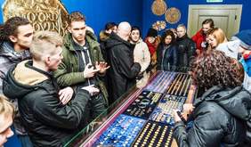 Uczestnicy konkursu podczas zwiedzania Bydgoszczy - tutaj w Europejskim Centrum Pieniądza 