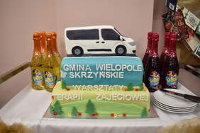 Okolicznościowy tort w kształcie busa dla WTZ w Wielopolu Skrzyńskim