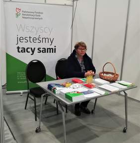 Przedstawiciel PFRON- Beata Celebucka  przy naszym stoisku PFRON, w oczekiwaniu na odwiedzających targi