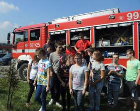 Pokaż zdjęcie: Uczestnicy integracyjnego Pikniku w Wieliczce oglądają wóz strażacki