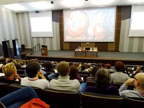 Pokaż zdjęcie: Piękno osób z zespołem Downa widziane oczami artysty plastyka