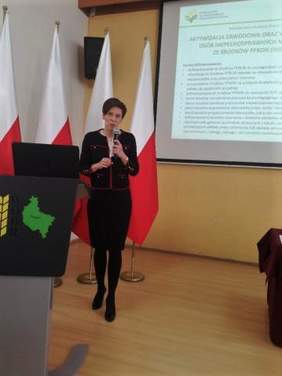 Pokaż zdjęcie: Wystąpienie Anny Skupień, dyrektora Oddziału Wielkopolskiego PFRON podczas konferencji pt.: „Perspektywy dla mieszkańców obszarów wiejskich”