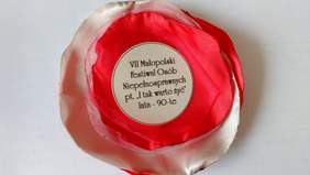 Pokaż zdjęcie: VII Małopolski Festiwal Niepełnosprawnych pn. „I tak warto żyć – lata 90-te” w Proszowicach