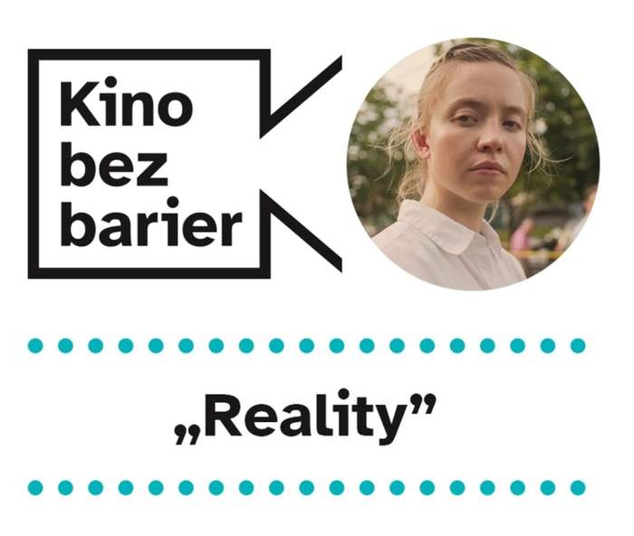 Pokaż zdjęcie: Na grafice widnie logo „Kina bez barier” na białym tle, jak również kadr z filmu „Reality” przedstawiający kobietę w białej koszuli, która spogląda niespokojnym wzrokiem. Poniżej widoczny jest ponadto duży czarny tytuł „Reality” pomiędzy dwoma rzędami zielonych kropek.