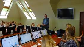 Pokaż zdjęcie: Powitanie uczestników warsztatów SOW przez Pana Janusza Surmacza w. z. Dyrektora Warmińsko-Mazurskiego Oddziału Państwowego Funduszu Rehabilitacji Osób Niepełnosprawnych 