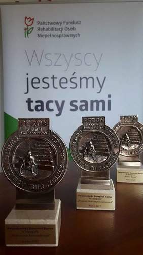 Pokaż zdjęcie: Statuetki burzycieli barier