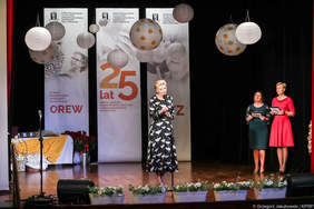 Pokaż zdjęcie: Pierwsza Dama, Pani Agata Kornhauser-Duda podczas Jubileuszu 25 lecia działalności placówek PSONI w Miechowie