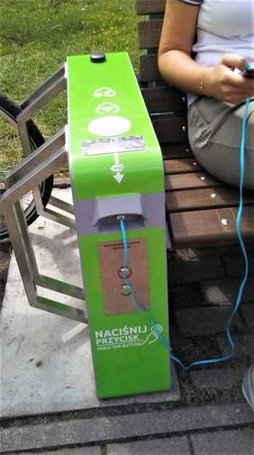 Panel z portami i stacjami do ładowania oraz przyciskami funkcyjnymi