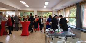 Pokaż zdjęcie: spotkania uczestników przy lunchu