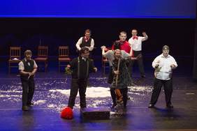 Pokaż zdjęcie: Spektakl teatralny pt.: „Środek jest tam, gdzie jestem ja”