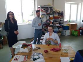 Pokaż zdjęcie: Prezes Stowarzyszenia "MY DLA INNYCH" Rafał Średziński przedstawia Pani Dorocie Habich p.o. Prezesa Zarządu PFRON, ZAZ w Białymstoku