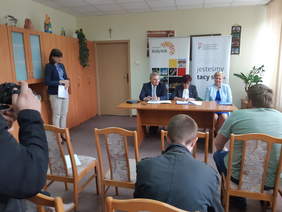 Prezydent Miasta Białegostoku Tadeusz Truskolaski oraz p.o. Dyrektora Oddziału Podlaskiego PFRON Grażyna Bogdańska w takcie podpisywania umów. Z prawej strony: Dyrektor Centrum Kształcenia Ustawicznego w Białymstoku - Bożena Krasnodębska.